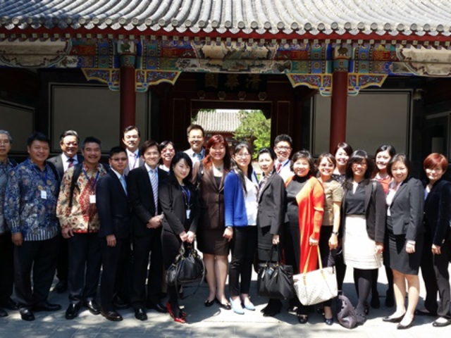 (From left) Mr Ang Arief Darmawan - Branch Manager of Bank Central Asia. Tbk, Mr Chen Lin Andrew - Head of Risk Analyst Group of Bank Central Asia. Tbk, Mr Allan Khiang 强维新 - Managing Director/ Asian Regional Coach of Burkert Contromatic Asia Pte Ltd, Mr Lukman - Branch Manager of Bank Central Asia. Tbk, Mr Lee Wah Soon 李和顺 - Business Development Manager of JCS-Echigo Pte Ltd, Mr Oh Ling Wan 胡龍遠 - Country Coach of Burkert Contromatic Taiwan Ltd, Mr Ong Eng Hock 王荣福 - Director (Investment), CCDF, Corporate of CapitaLand China, Ms Chan Sew Chu 曾秀珠 - Chief Executive Officer of WMG Pte Ltd, Ms Lam Tze Tze 蓝思思 - Director of Electro-Acoustics systems Pte Ltd, Mr Henry Kartono - Branch Manager of ICBC Indonesia, Ms Patricia Chia 谢清玲 - General Manager(Guangzhou)of YCH Group Pte Ltd, Ms Mie Mie - Group Head of Bank of China Jakarta, Ms Jie Jeanny Pratiwi - Branch Manager of ICBC Indonesia, Mr Hendri - Sub Branch Manager of Bank of China Jakarta, Mrs Yu-Foo 符喜泉博士 - Advisor of UID Foundation, Ms Yap Su-Yin 叶苏莹 - CEO of Tan Chin Tuan Foundation (Tecity Group), Ms Pamela Low 刘昕玲 - General Manager of UID Academy Pte Ltd, Ms Nola Juanista - Operation Dept Manager of Bank Mandiri Shanghai, Ms Joan Au 区丽娟 - Executive Officer of UID Academy Pte Ltd, Ms Ow Pei Shan 欧珮珊 - Manager of Ministry of Defence, Ms Elise Hong 方美音 - Executive Director of JCS-Echigo Pte Ltd, Ms Wu Ling 武玲 - Regional Planner of PCR of Giti Tire China Investment Company